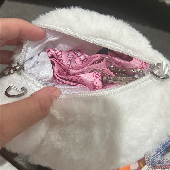 Sanrio (hello kitty) NWT crossbody bag - hand strap in bag - Picture 5 of 5